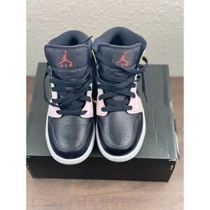 Nike Air Jordan 1 Mid SE (GS) "Glow In The Dark" Size‎ 4.5Y / W 7 AV5174-076